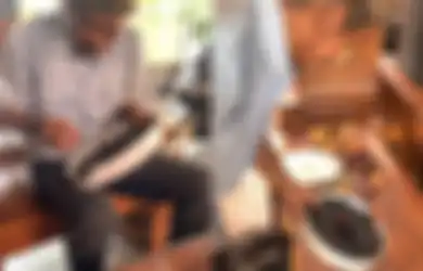 Sengaja Cabut Baterai Jam Demi Gunakan Jasa Kakek Tukang Servis Keliling, Aksi Wanita Ini Viral hingga Banjir Pujian Netizen