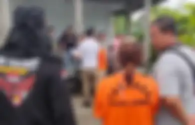 Merasa Durhaka, Anak yang Bunuh Ibu Kandung di Jember Nangis saat Rekonstruksi, Akui Terperdaya Tipuan Pacar