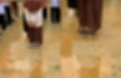Semangatnya Patut Diacungi Jempol! Siswi SD Sekolah dengan Sepatu Jebol: Meski Kekurangan, Tak Kurang Semangat Raih Masa Depan