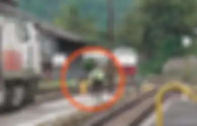 Nyaris Tersambar Kereta Api, Viral Detik-detik Menegangkan Penyelamatan Bocah dari Perlintasan Kereta Api, PT KAI Beri Reaksi Begini