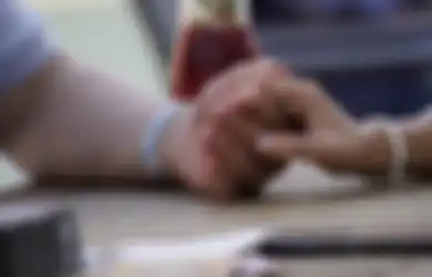 10 Ide Hadiah yang Diberikan Saat Kencan Pertama, Buat Momen Tak Terlupakan Seumur Hidup!