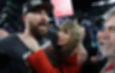 Taylor Swift Buatkan Camilan Cake Spesial untuk Tim Bola Travis Kelce
