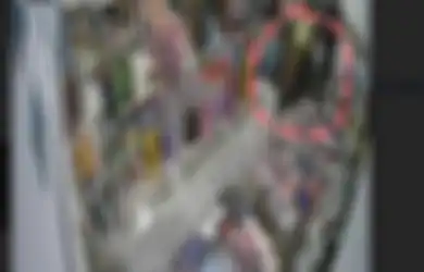 Tak Ada Angin Tak Ada Hujan, Pemuda Buka Baju di Depan Karyawati Toko, Video Viral!