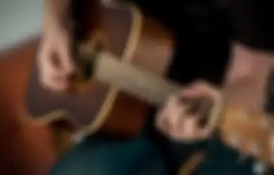 12 Ide Hadiah Spesial dan Paling Berguna untuk Pacar yang Punya Hobi Bermain Gitar