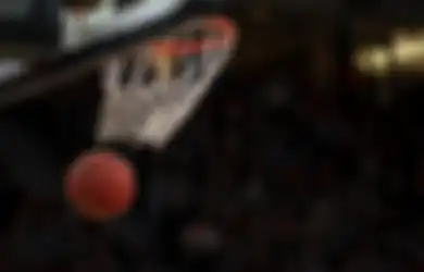 15 Ide Hadiah untuk Suami yang Hobi Main Basket, Dijamin Bikin Doi Tersenyum Lebar!