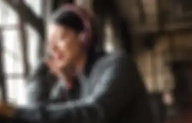 15 Ide Hadiah untuk Orang yang Hobi Mendengarkan Musik, Ada Speaker hingga Earbuds
