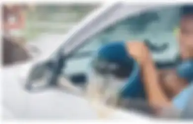 Di Luar Nalar! Pria Kuras Mobil saat Nekat Terobos Banjir, Videonya Viral di TikTok