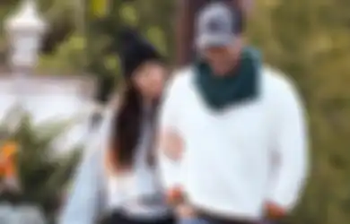 Dakota Johnson Liburan ke Pantai dengan Chris Martin di Sela Kesibukan