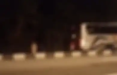 Muncul di Belakang Bus Mogok, Penampakan Diduga Pocong Ini Viral di TikTok, Sopir: Trouble di Semarang Ditemani Poci