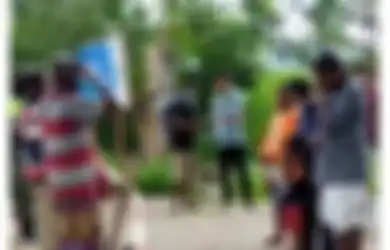 Terhalang Portal Perbatasan, Momen Haru Pertemuan Kakak Beradik Ini Viral, Tak Bisa Berpelukan Meski Sudah Berhadapan
