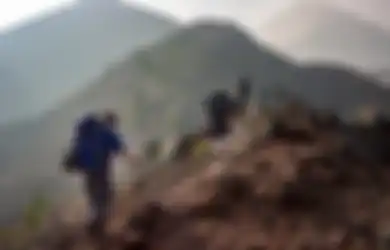 12 Ide Hadiah untuk Suami yang Hobi Mendaki Gunung, Yuk Istri Simak Baik-baik!