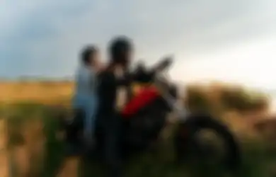 Safety & Stylish! Rekomendasi Hadiah untuk Kekasih yang Sehari-hari Kerja Naik Sepeda Motor