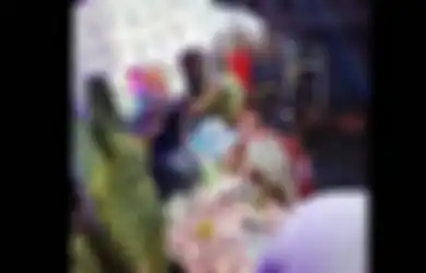 Disawer Ratusan Juta, Video Pengantin Bermandikan Uang Rupiah hingga Dolar Ini Viral di TikTok