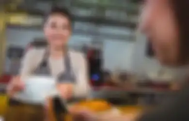 8 Rekomendasi Hadiah untuk Pelayan Kafe, Cara Bagus untuk Apresiasi Kerja Keras Mereka!