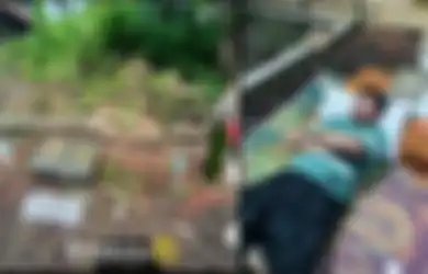 Sampai Bawa Kasur, Video Pria Tidur di Makam Istrinya Ini Viral di TikTok: Happy Anniversary ya Bu...