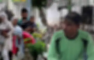 Panen Uang Jelang Ramadan 2024, Tukang Bersih-bersih Makam Ini Bisa Kantongi Puluhan Juta dari Para Peziarah Makam