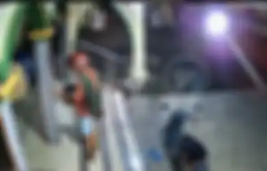 Kepergok Takmir Masjid hingga Dihantam dengan Kursi, Aksi Pencuri yang Gagal Membobol Kotak Amal Ini Viral di Media Sosial