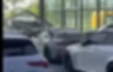 Viral Mobil Xpander Tabrak Porshe Seharga Rp 8,9 M di Showroom, Netizen Auto Heboh: Masih Agak Mendingan Nabrak Apotek