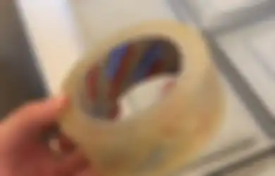 Viral di TikTok, Gelang Balenciaga Seharga Rp 51 Juta Ini Panen Hujatan Netizen Gegara Mirip Selotip