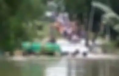 Terjang Banjir Setinggi Leher, Viral Video Warga Grobogan Apungkan Keranda Berisi Jenazah, Begini Penjelasan Kades