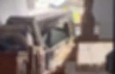 Bak Ikuti Jejak Motor Nyungsep, Sebuah Mobil Pick Up yang Tabrak Dinding Rumah Warga di Tasikmalaya Ini Viral di TikTok