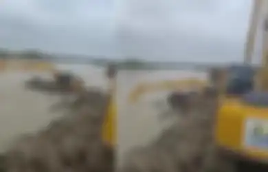 Viral Ekskavator Hanyut Terbawa Arus Banjir Saat Tambal Tanggul Jebol di Demak, Camat Bocorkan Kondisi Operatornya