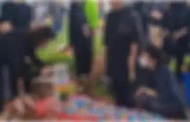 Momen Pemakaman Stevie Agnecya yang Penuh Haru, Ketiga Anak Menyaksikan, Suami Larang Jenazah Diazankan