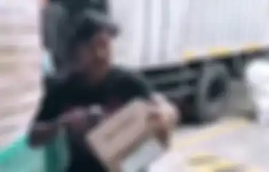Cengengesan Meski Sudah Ditegur, Rekaman Video Pegawai Ekspedisi Lempar dan Tendang Paket ke dalam Truk Ini Viral