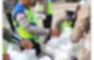 Dikira Razia, Momen Polisi Bagi-bagi Takjil tapi Tak Ada yang Mau Lewat Ini Viral