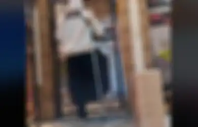 Hanya Punya Satu Kaki, Video Kurir Disabilitas saat Antarkan Paket Jelang Lebaran Ini Viral di TikTok