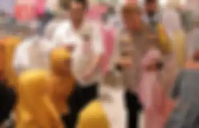 Bikin Terenyuh! Pak Polisi Ajak 44 Anak Panti Asuhan Borong Baju Lebaran di Mal, Pengunjung: Momen Langka & Mengharukan