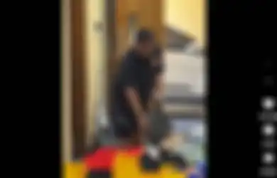 Masukan Segepok Uang ke Paket Sembako, Aksi Pria Ini Viral di TikTok