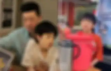 Anaknya Viral Ladeni Pembeli dengan Tangannya Sendiri, Terkuak Sosok Orang Tua Bocah yang Jual Susu Rp 15 Ribu Pakai Mobil Rp 3,5 M, Punya Kerajaan Bisnis
