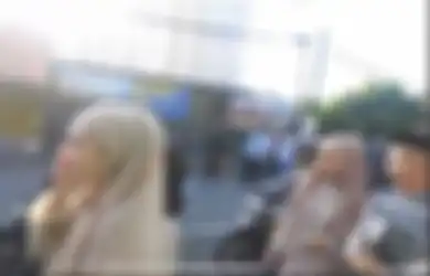 Ayah Ojak Dibikin Tengsin, Ayu Ting Ting dan Keluarga Lari-larian Nyaris Telat Sholat Idul Fitri: Malu Sama Matahari