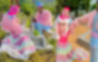 Viral Pasutri Kompak Pakai Baju Lebaran Unik, Bertema Barbie Bernuansa Pink Biru, Potretnya Jadi Sorotan
