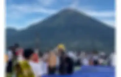 Disambut dengan Pemandangan Indah, Momen Jemaah Sholat Idul Fitri di Lapangan Wonosobo Ini Viral