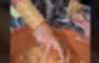 Pakai Kalung dan Gelang Emas Segede Gaban, Penjual Rujak di Madura Ini Viral di TikTok, Netizen: Rujak Mahabarata