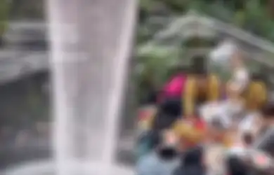 Emak-emak Asyik Makan Lesehan Bareng di Bandara Changi Singapura, Videonya Viral: Melestarikan Budaya Dimanapun Tempatnya