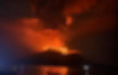 Erupsi Pertama Setelah 22 Tahun, Gunung Ruang Keluarkan Lava dan Kilatan Petir Vulkanik, Kengeriannya Terekam Kamera