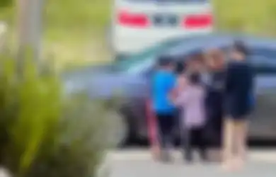 Kantongi Banyak THR dari Mobil Lewat, Aksi Bocah Berdiri di Tepi Jalan Ini Viral di TikTok: Tujuannya untuk Mengucapkan Selamat Hari Raya