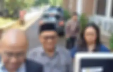 Terbang Jauh-jauh dari Aceh, Ayah Teuku Ryan Beri Reaksi Ini saat Hadiri Sidang Perceraian Anaknya