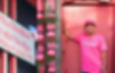 Habiskan Banyak Uang Demi Sulap Rumah Jadi Serba Pink, Bapak-bapak Ini Simpan Kesedihan di Balik Kegemarannya