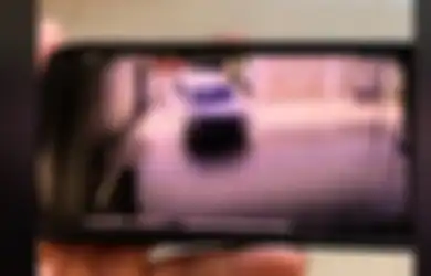 Kebablasan hingga Tabrak Rumah Sendiri, Aksi Emak-emak saat Belajar Mengemudi Ini Viral di TikTok