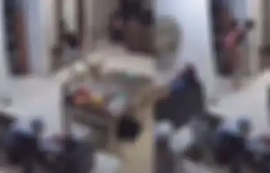 CCTV Ungkap Detik-detik Anak Artis Sigap Selamatkan Adiknya Saat Gempa Garut, Penampakan Makhluk Kecil Ini Terekam hingga Bikin Gagal Fokus: Itu Apa Ya?