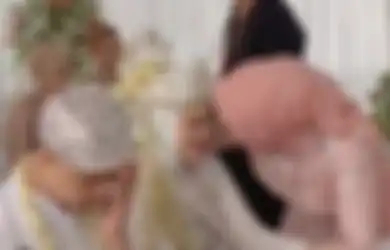 Mempelai Wanita Ini Viral di TikTok Usai Nangis Kejer Sebelum Akad Nikah, Ternyata Seragam yang Disiapkan untuk Ayahnya Malah Dipakai Ayah Tirinya