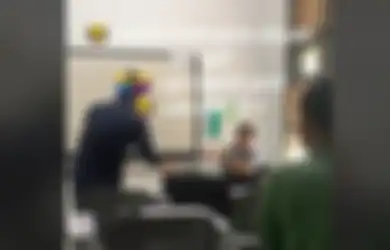 Bikin Iri, Dosen di Padang Ini Viral di TikTok Usai Bagi-bagi THR ke Mahasiswanya