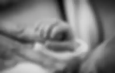 Terpaksa Azani Bayinya via Video Call, Momen Haru Anggota TNI Ini Viral, Tak Bisa Dampingi Istri Gegara Ada Misi Perdamaian di Afrka