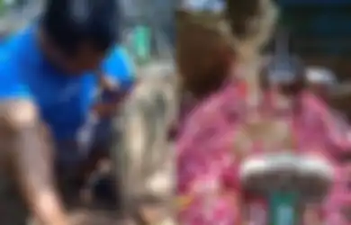 Pilu Pasangan Suami Istri Bawa Es Krim ke Makam, Penuhi Permintaan Terakhir Anak: Enak ya Nduk