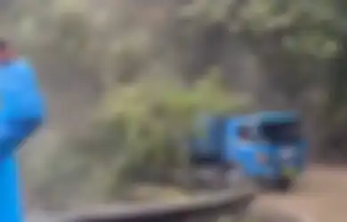 Detik-detik Truk Tangki BBM Nyaris Tertimbun Longsor di Sitinjau Lauik Sumbar, Sopir Langsung Tancap Gas