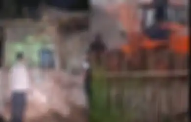 Viral Video Anak Robohkan Rumah Orang Tua di Malang Pakai Buldozer, Tak Mau Warisan Harta Gana-gini Dibagi dengan Adik Tiri